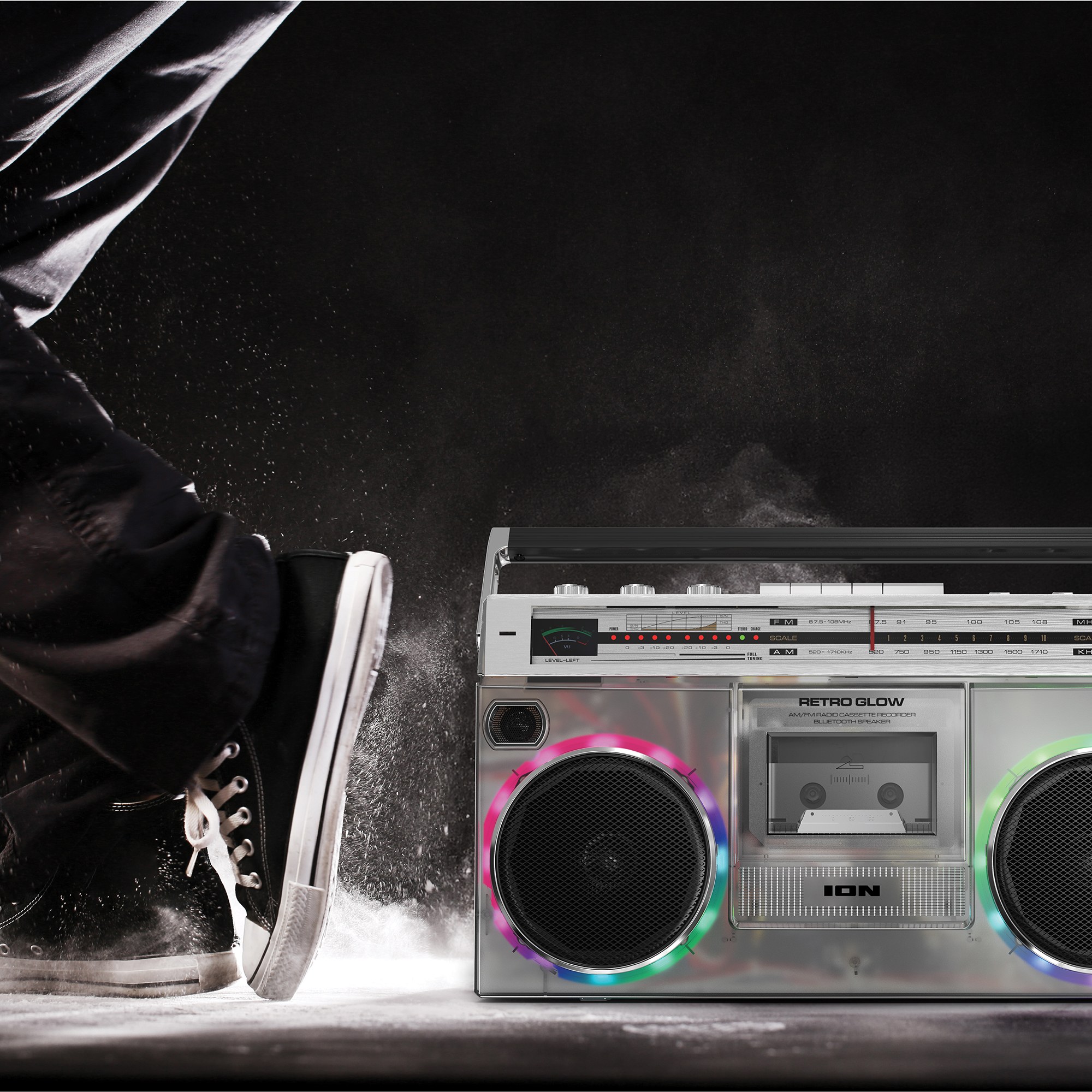 邦楽 Go Retro / Blinking Lights Retro Boombox Speaker | Retro Glow™ | ION Audio